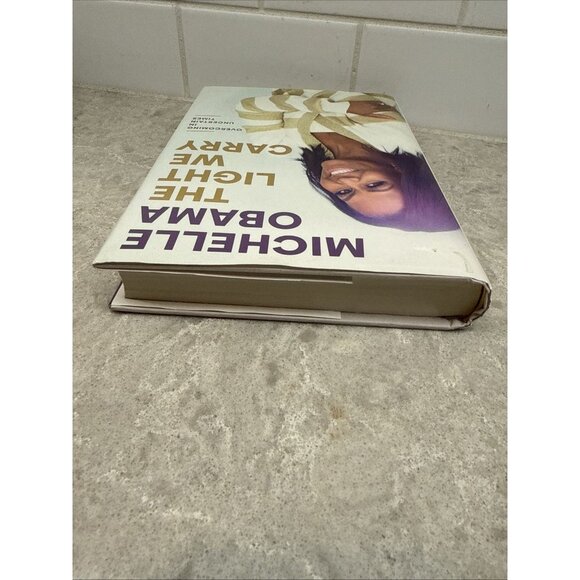 The Light We Carry: Overcoming in Uncertain Times, Michelle Obama. Hardcover New - Picture 5 of 10